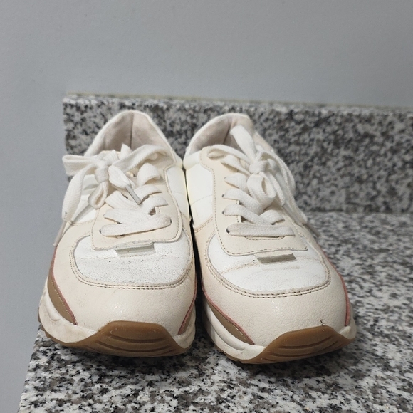 Cushionaire Women's White and Tan Sneakers - Picture 10 of 16